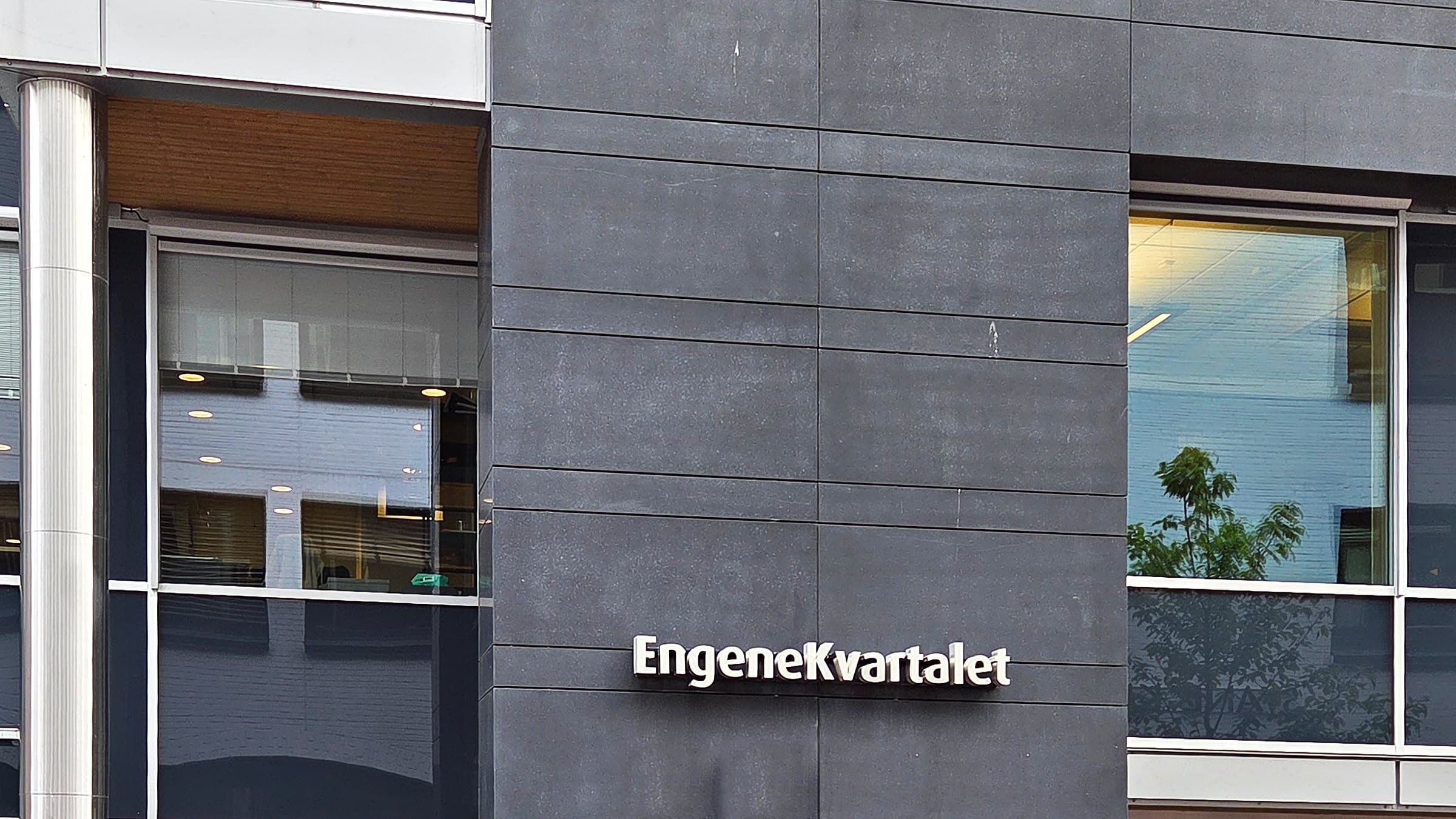 Fasaden på kontorbygget vårt i Drammen, med skiltet EngeneKvartalet